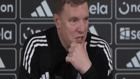 “欧文左膝受伤离场，NBA赛场突发意外——据江南都市报报道”