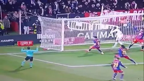 揭秘莱万续约谜局：德科透露关键抉择权在他手，未来计划尚成悬念！