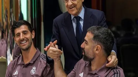 梅西帽子戏法惊艳，美如画射门围观众，成敌方“偶像”追逐者